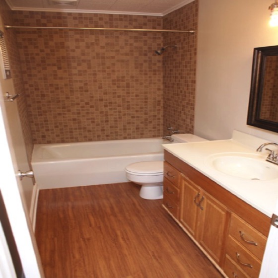 1300 2BR1BAUS Bath1c.jpg